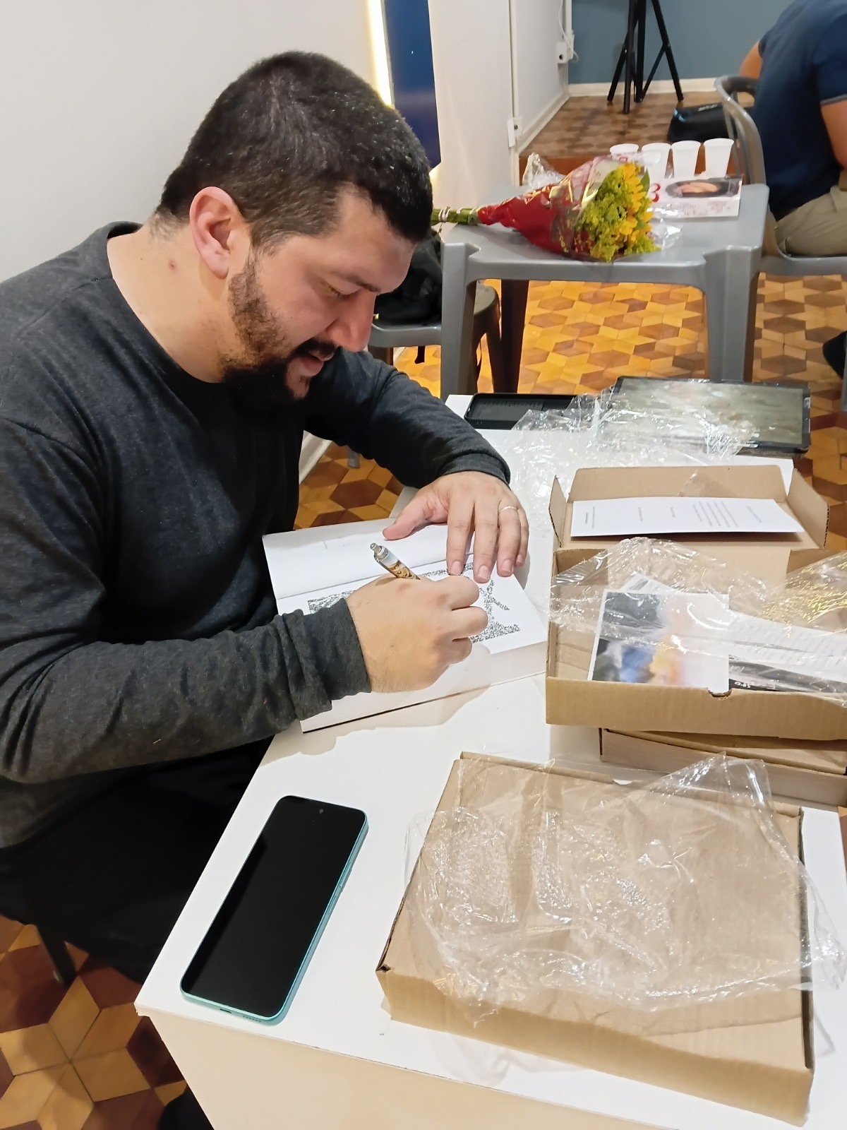 “A Casa do Padre Raul” ultrapassa 100 leitores no primeiro mês e celebra a força da literatura independente